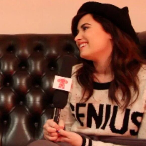 Topshop Genius Sweater ASO Taylor Swift and Demi Lovato - Picture 9 of 10